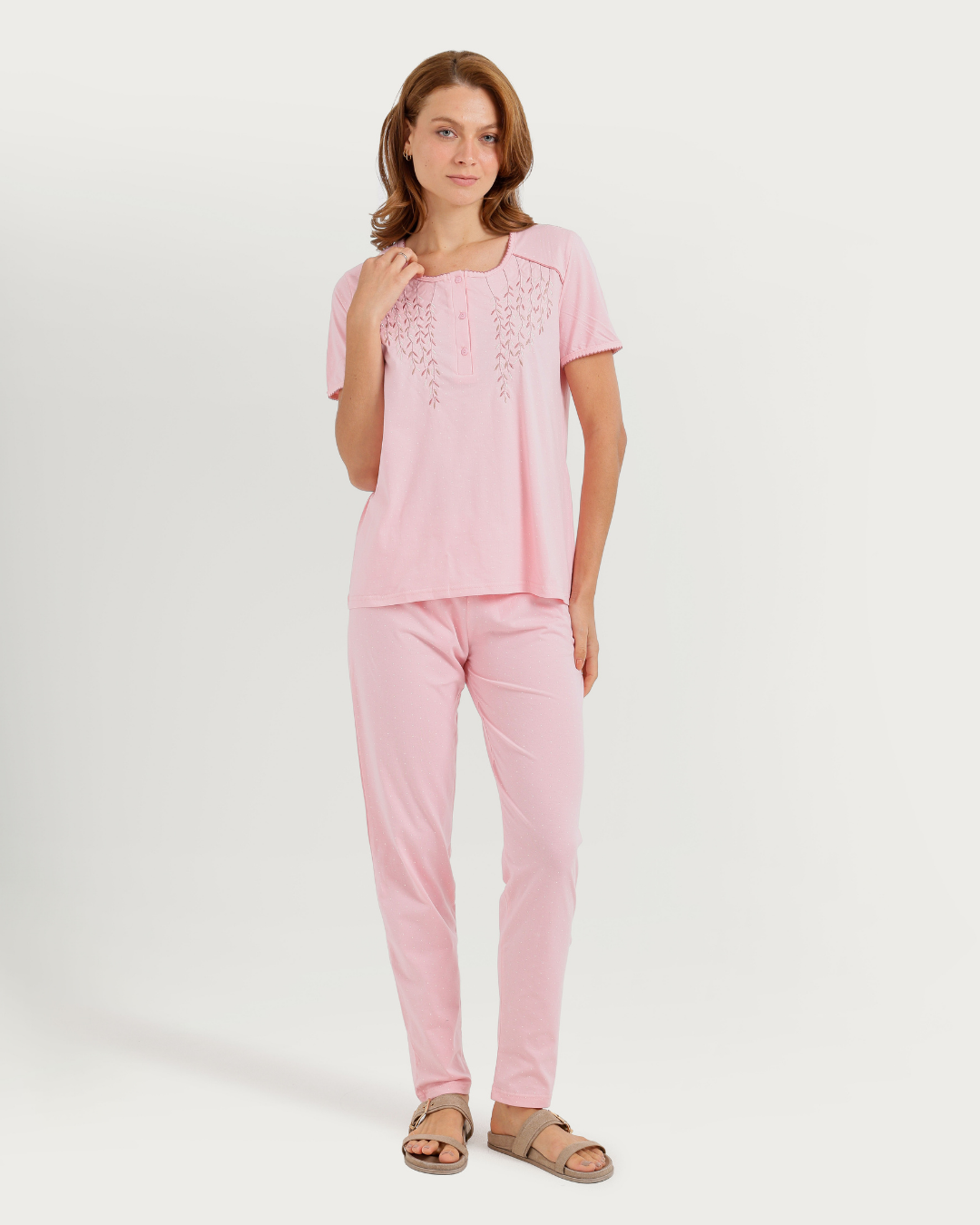 Women's pajamas with short legs and wide pants