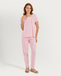 Women's pajamas with short legs and wide pants