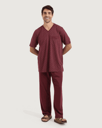 رجل بإطلالة كلاسيكية راقية ببجامة المربعات الكلاسيكية