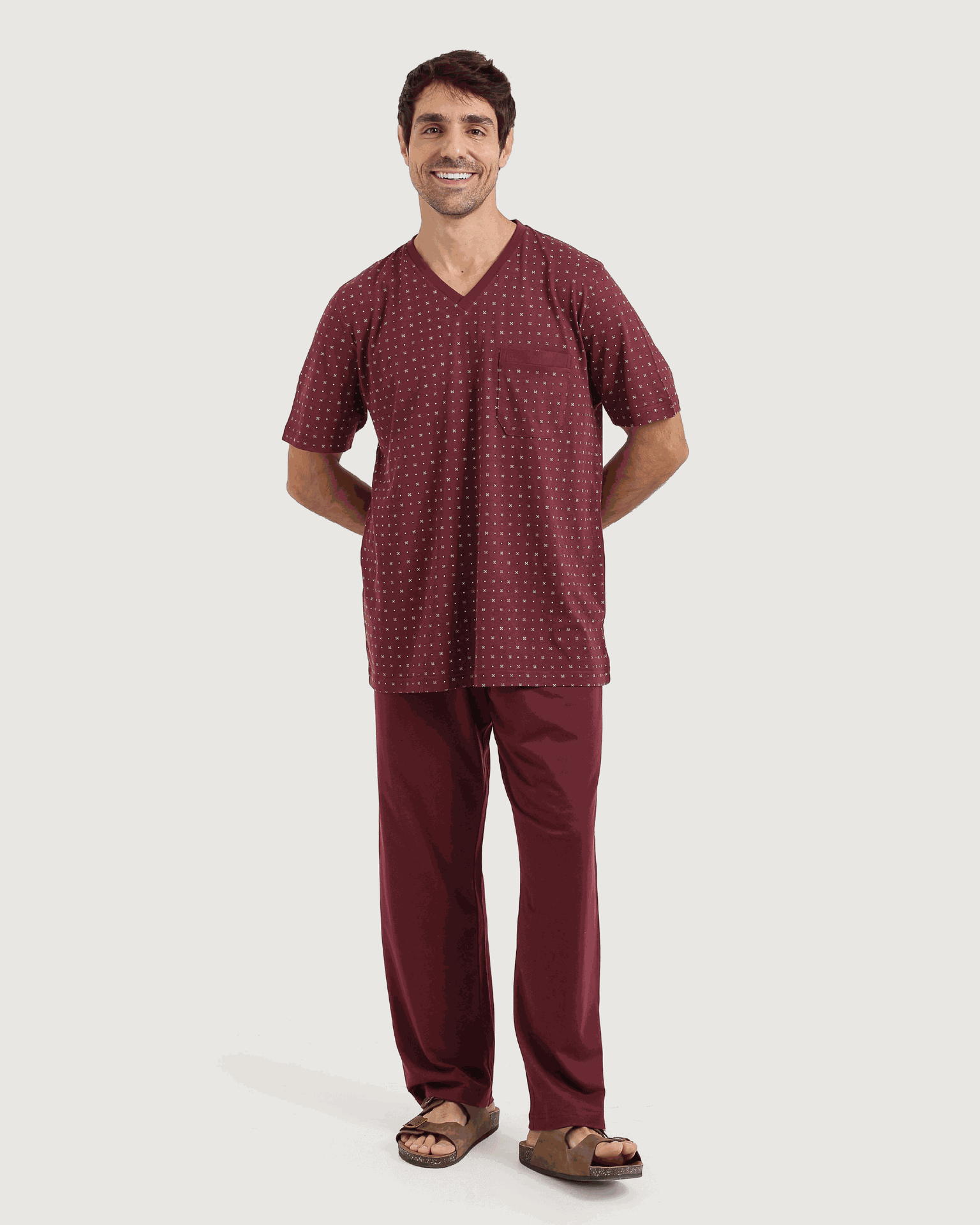 رجل بإطلالة كلاسيكية راقية ببجامة المربعات الكلاسيكية