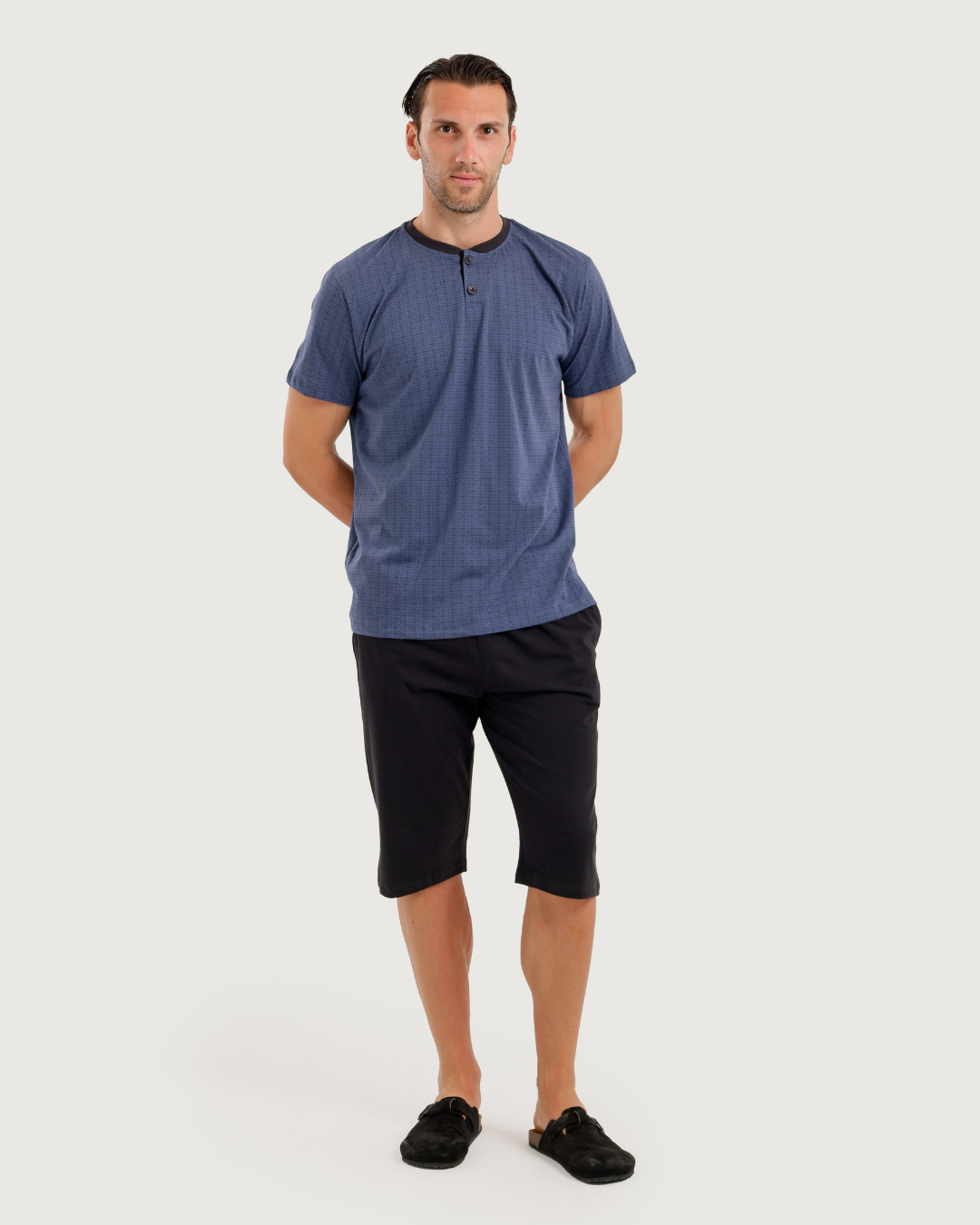 Men's half-sleeved pajamas with capri pants