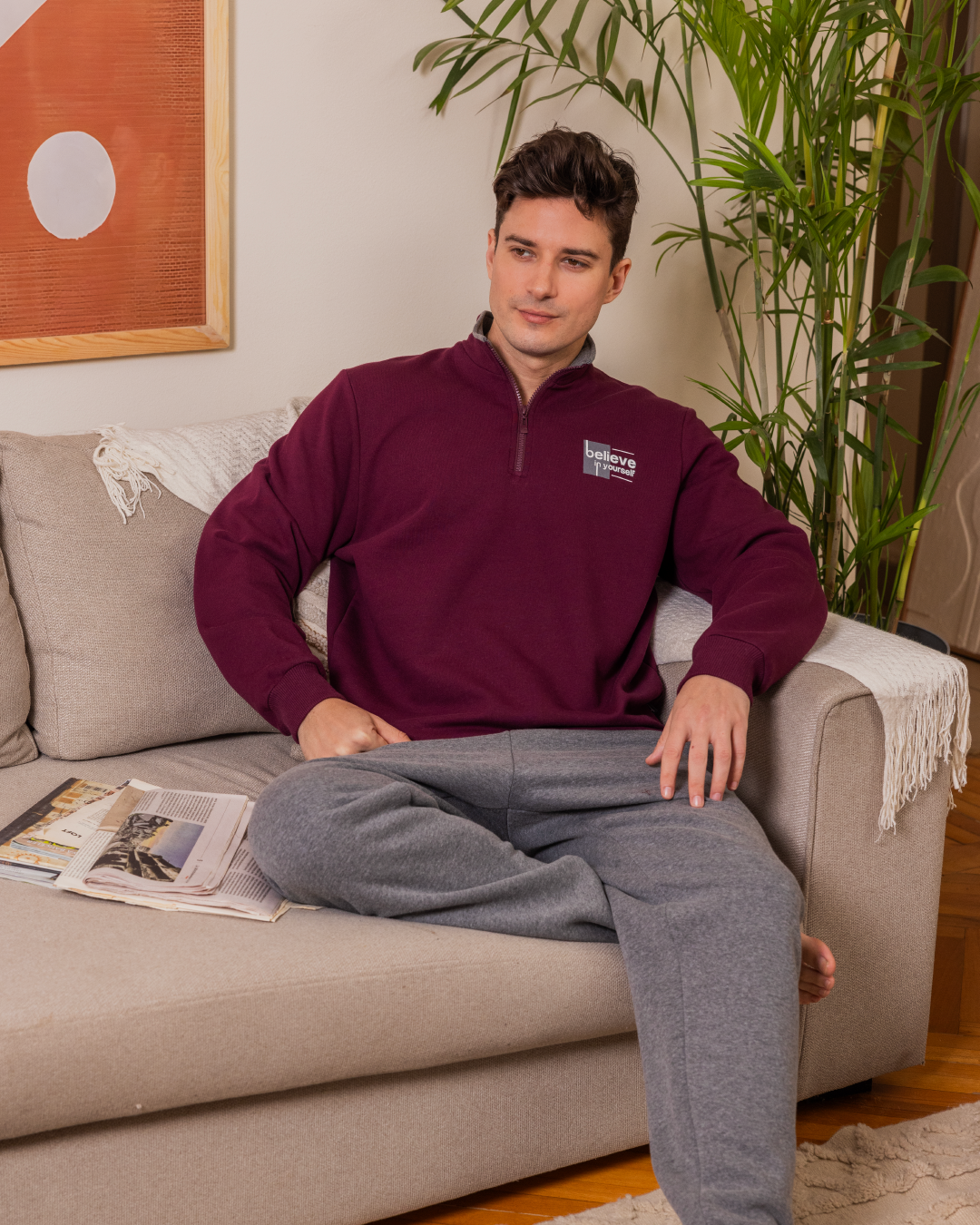 بيجامه رجالي تيشرت ساده بكم طويل برقبة عاليه وسوسته وكوت وسط وطباعه علي الصدر وبنطلون ساده