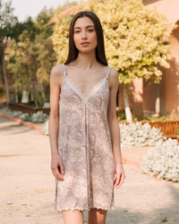 v قميص حماله ورد