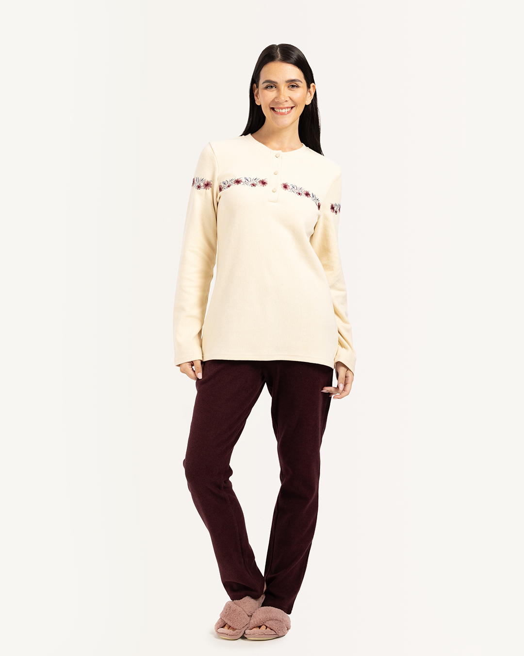 ‫بيجامه كاشمير رقبه مدوره بمرد مطرز بالعرض لونين‬‏