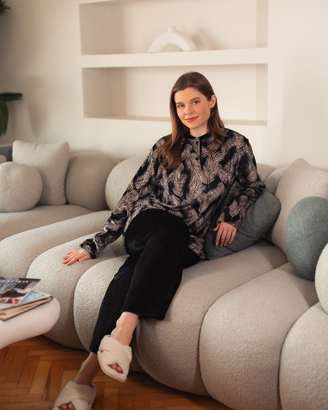 بيجامة حريمي بزراير علي الصدر مرد بولو روتارى ورق الشجر وبنطلون سادة بولار