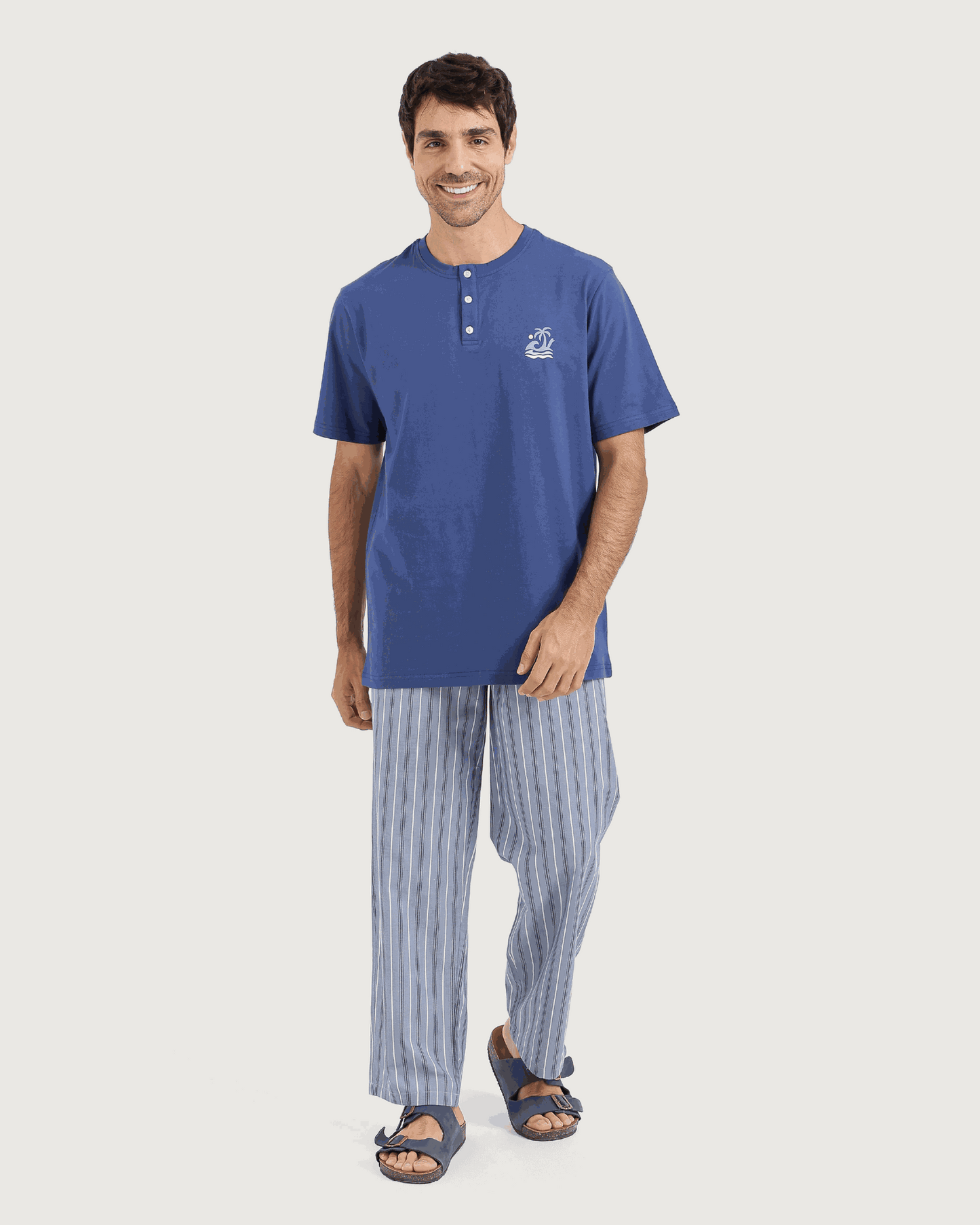 طقم بيجاما مع بنطلون نسيج مخطط