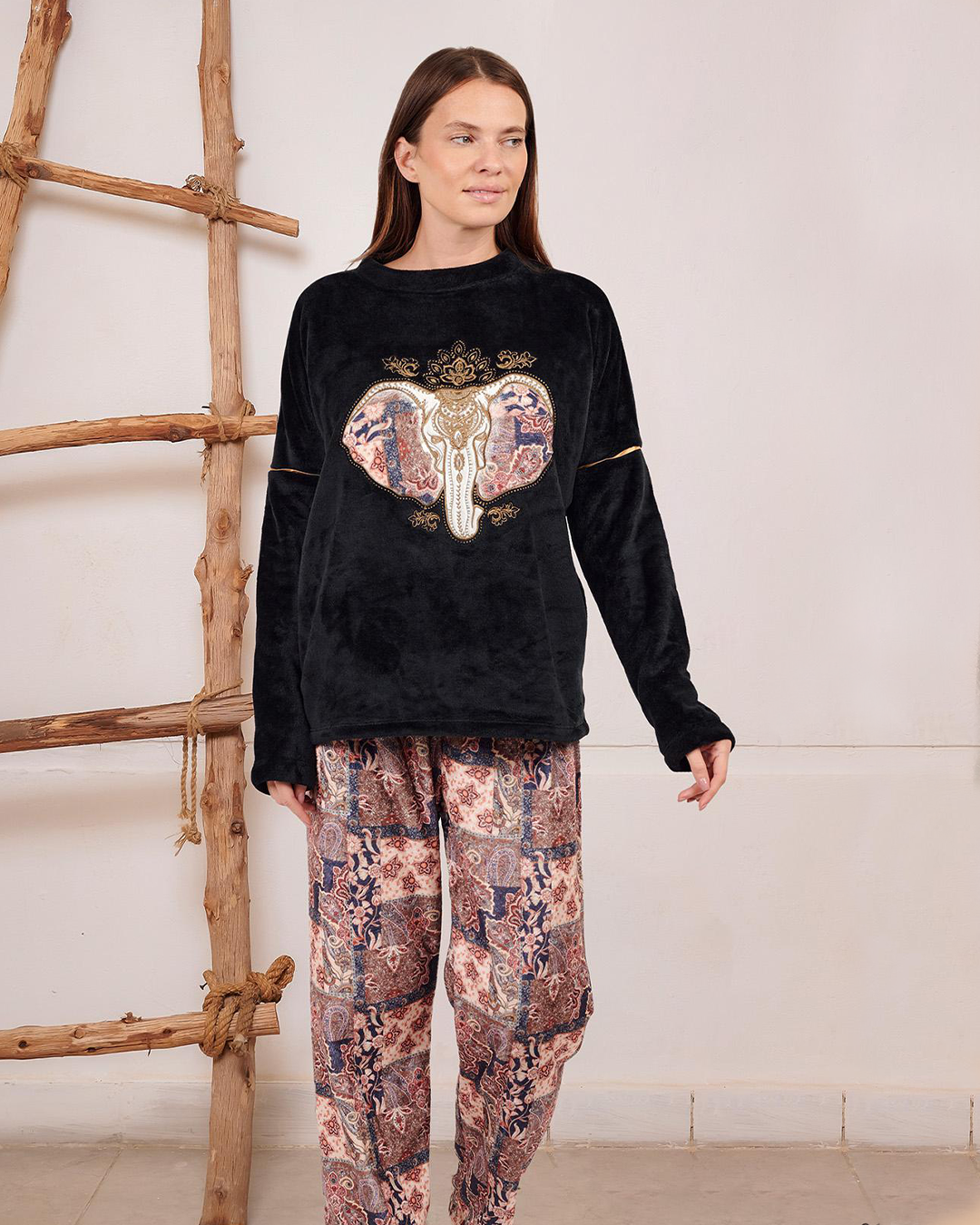 Women's pajama sleeves with elephant embroidery