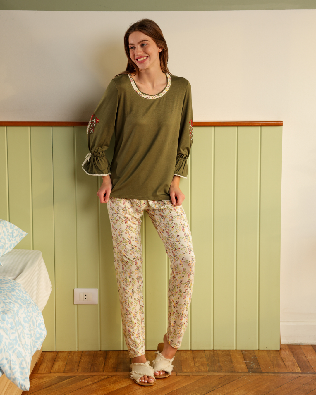 بيجاما حريمي كم طويل مع بنطلون طويل تطريز زهرة اللوتس على الاكمام