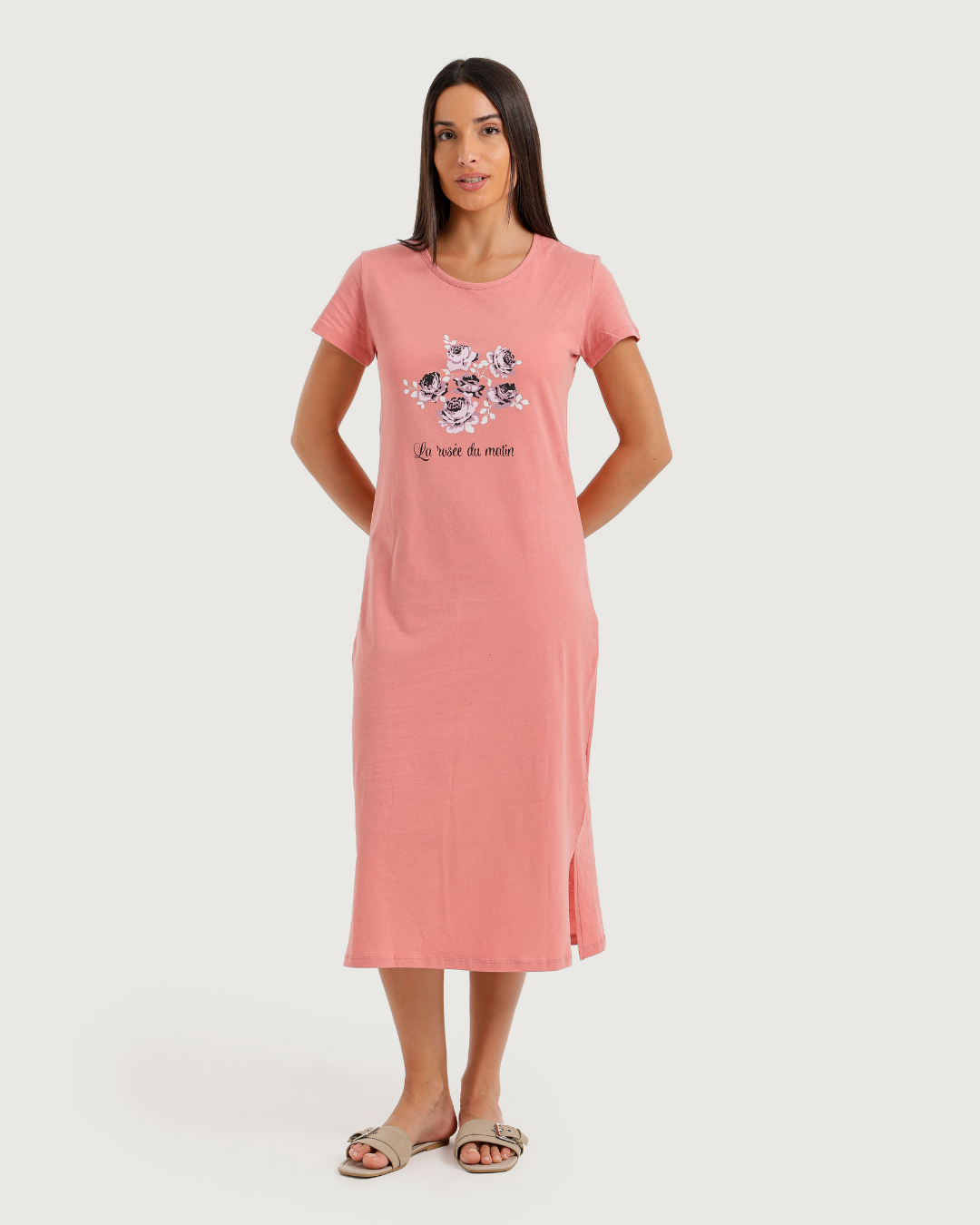 Chemise of a long female neck imprimé fleur on the poitrine