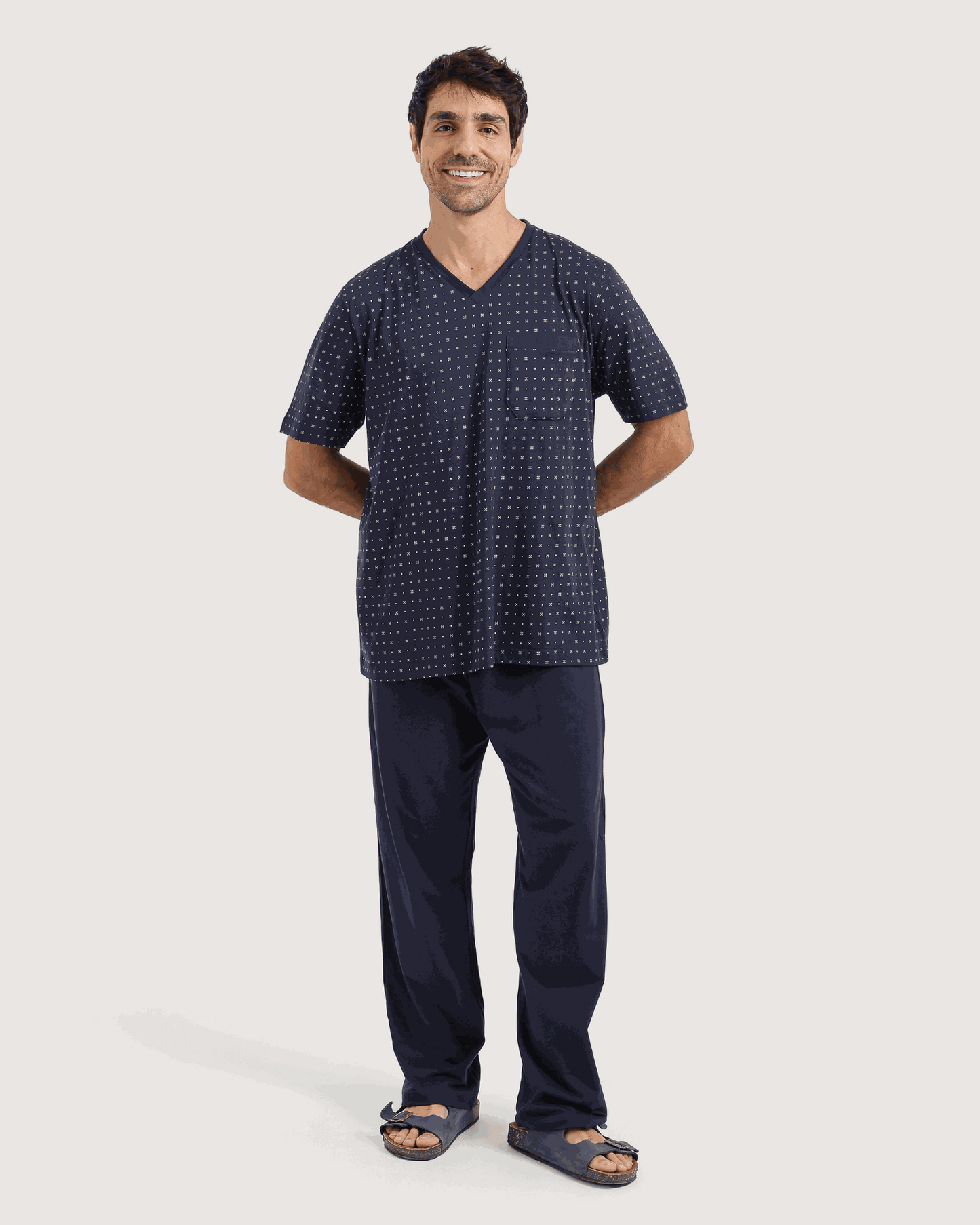 رجل بإطلالة كلاسيكية راقية ببجامة المربعات الكلاسيكية