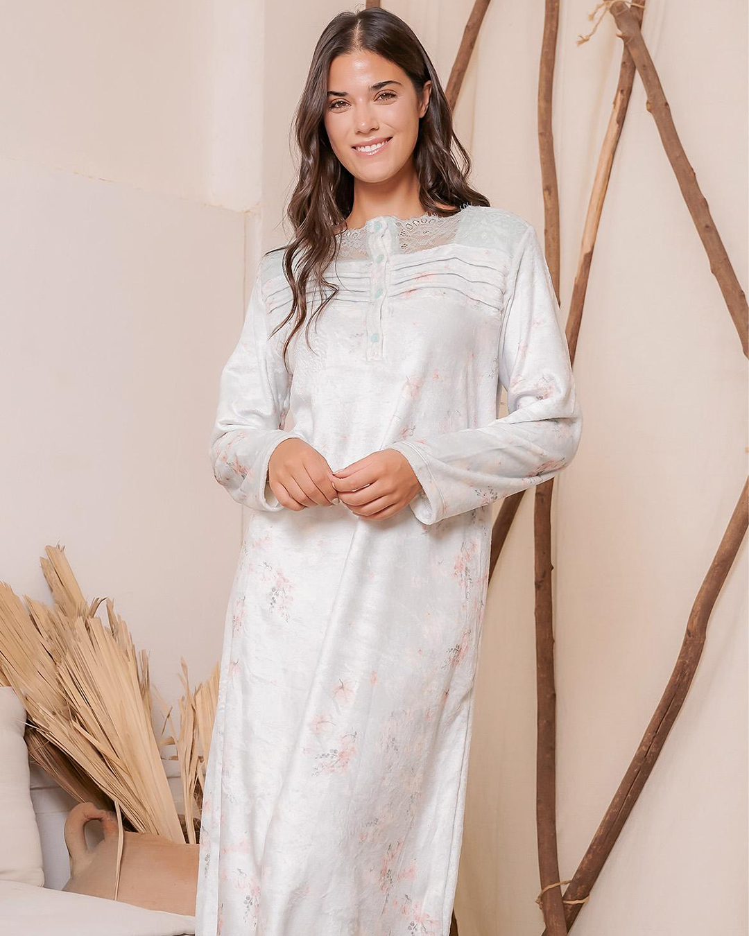 A women's nightshirt, a nightshirt, a wooded sasuna, and a mint rose