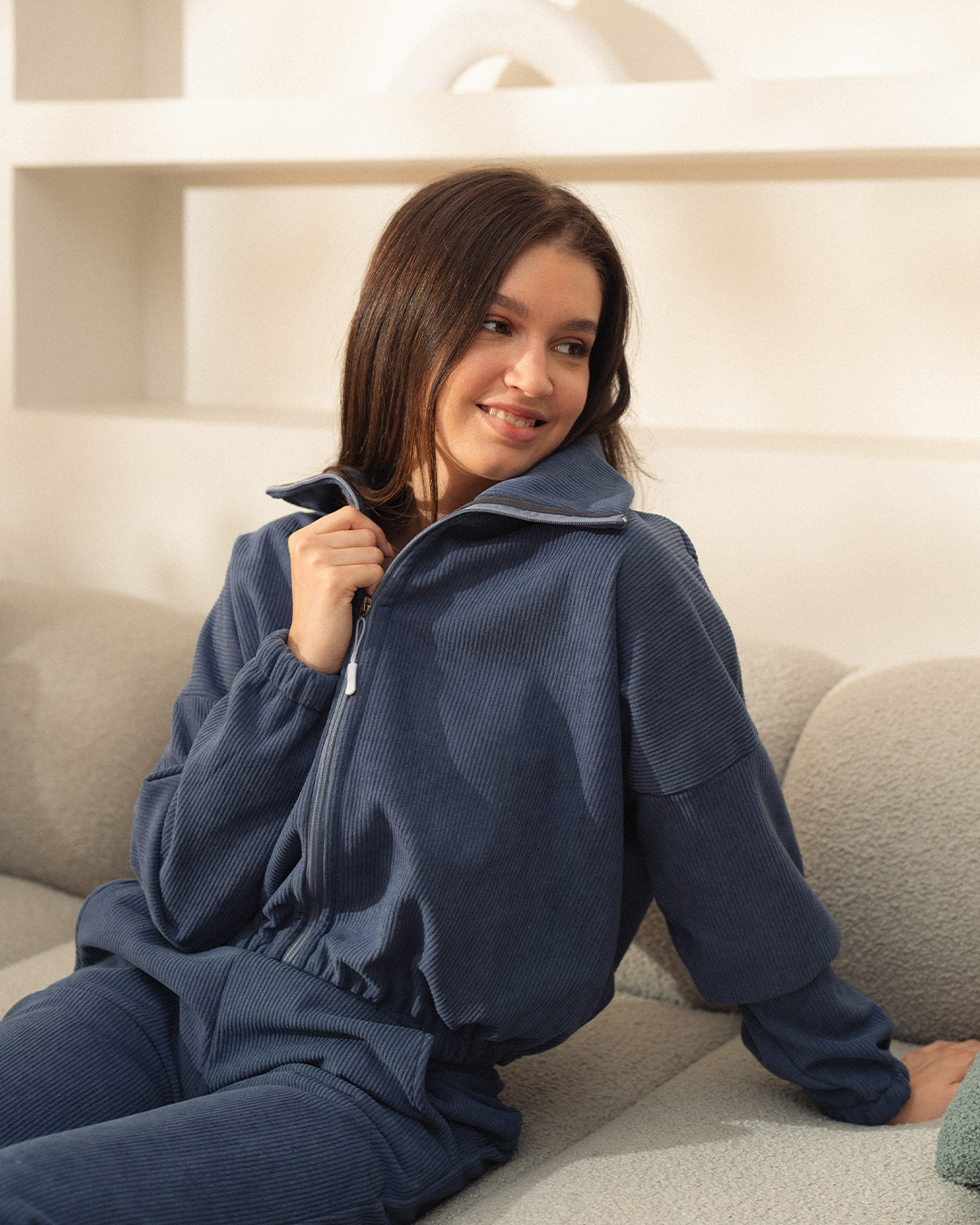 جاكيت حريمي بسوستة قصير مفتوح قطيفة مضلعة