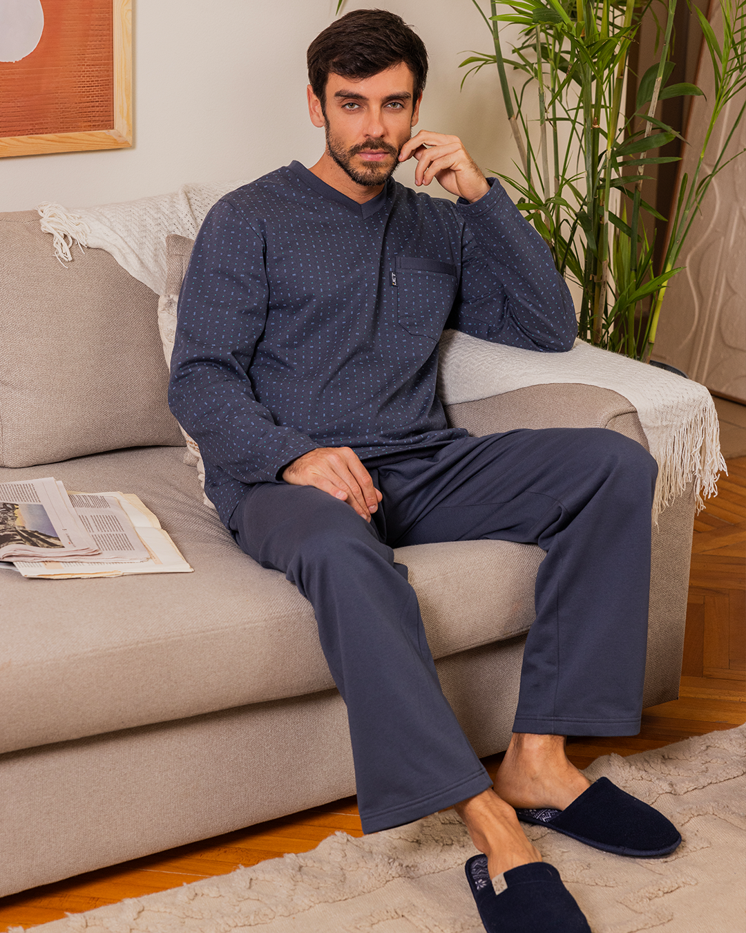 Chest pocket and plain pants V-neck men's pajamas Sambox printed long-sleeved T-shirt with a crew neck