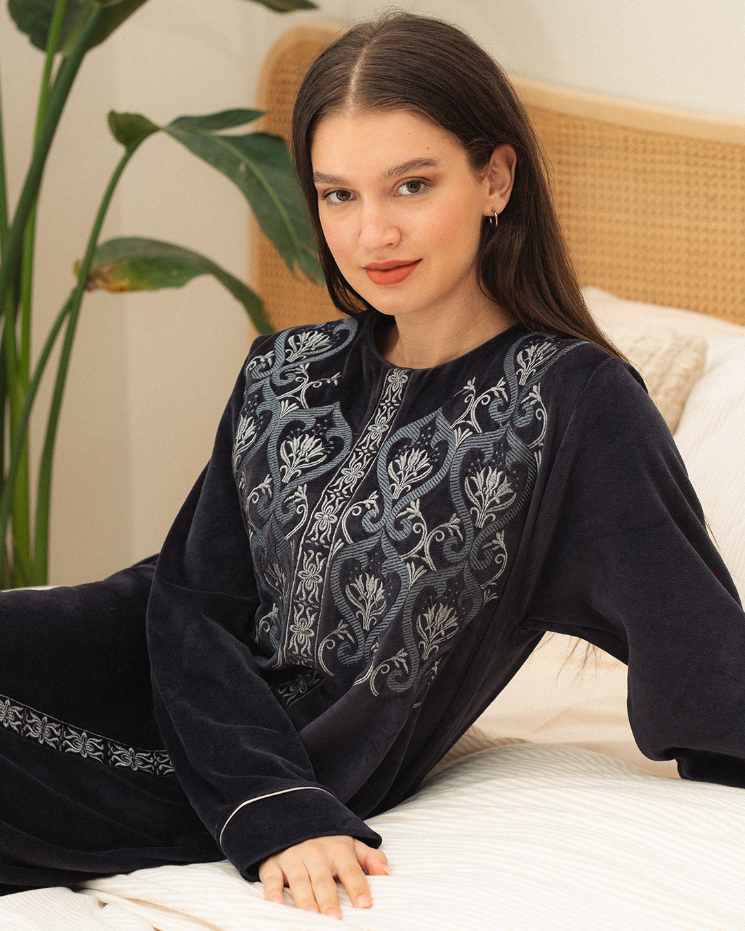 Women's jalabiya with back zipper, embroidery on the chest, velvet