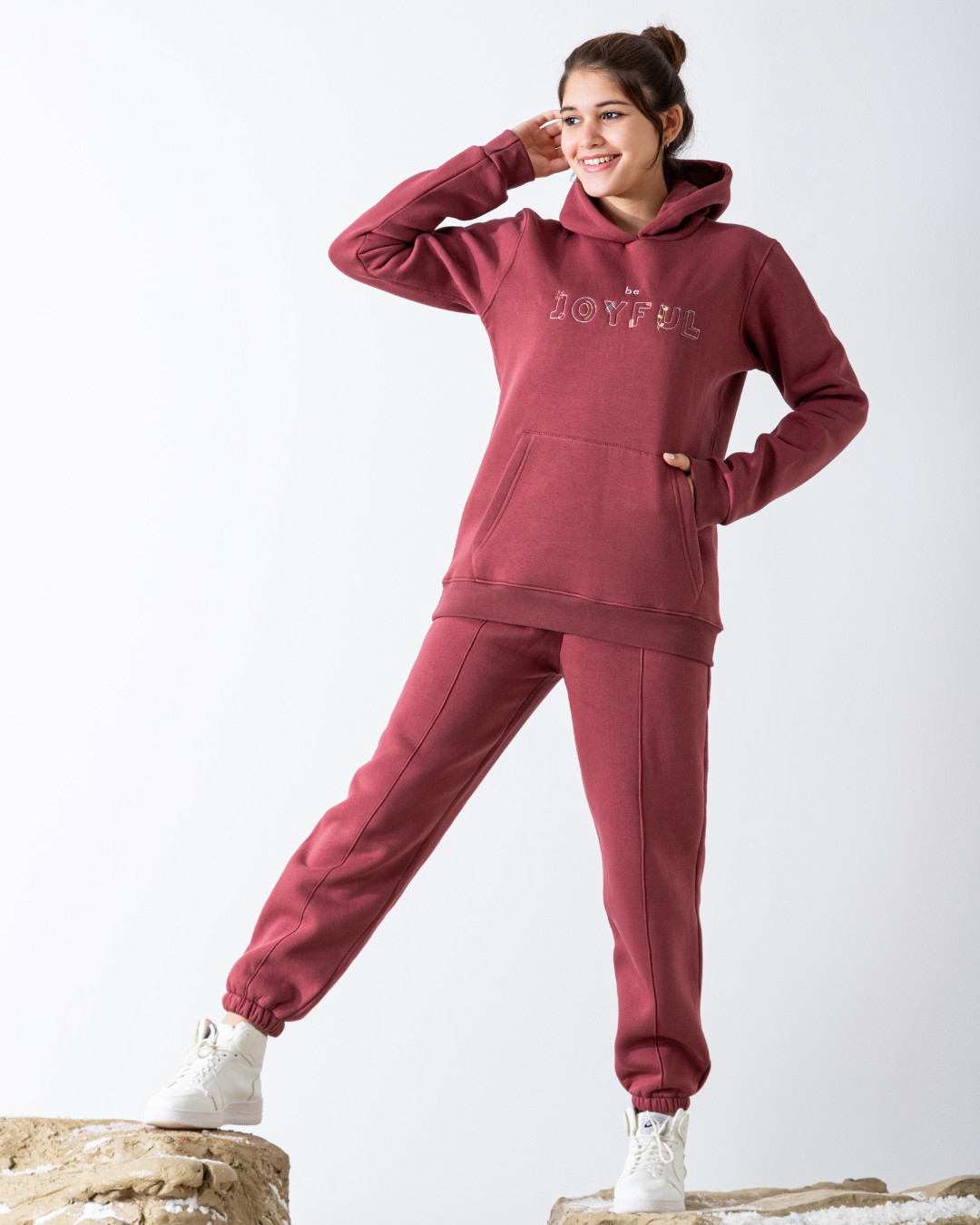 Joyfull girls' pajamas with confusing embroidery