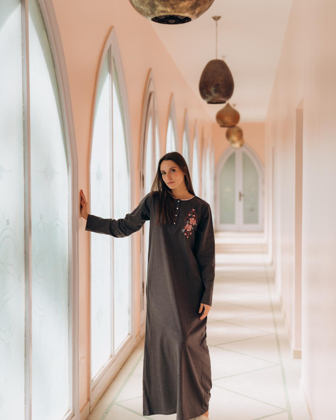 قميص حريمي سنجل قطن مطرز رقبه مدورة بمرد بكم