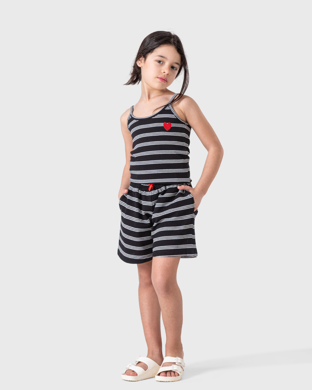 طقم بناتي أنيق بالأسود والأبيض