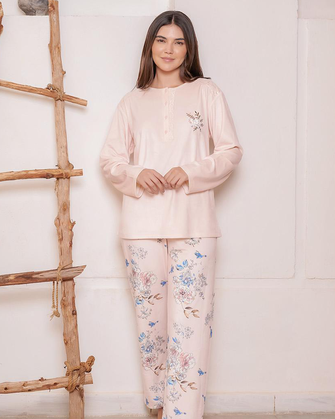 Women's pajamas with a small embroidered lace shoulder strap, rose petals