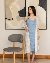 نايت شيرت قصيرة حمالة رفيعة مع روب قصير نصف كم طباعة ورد صغير