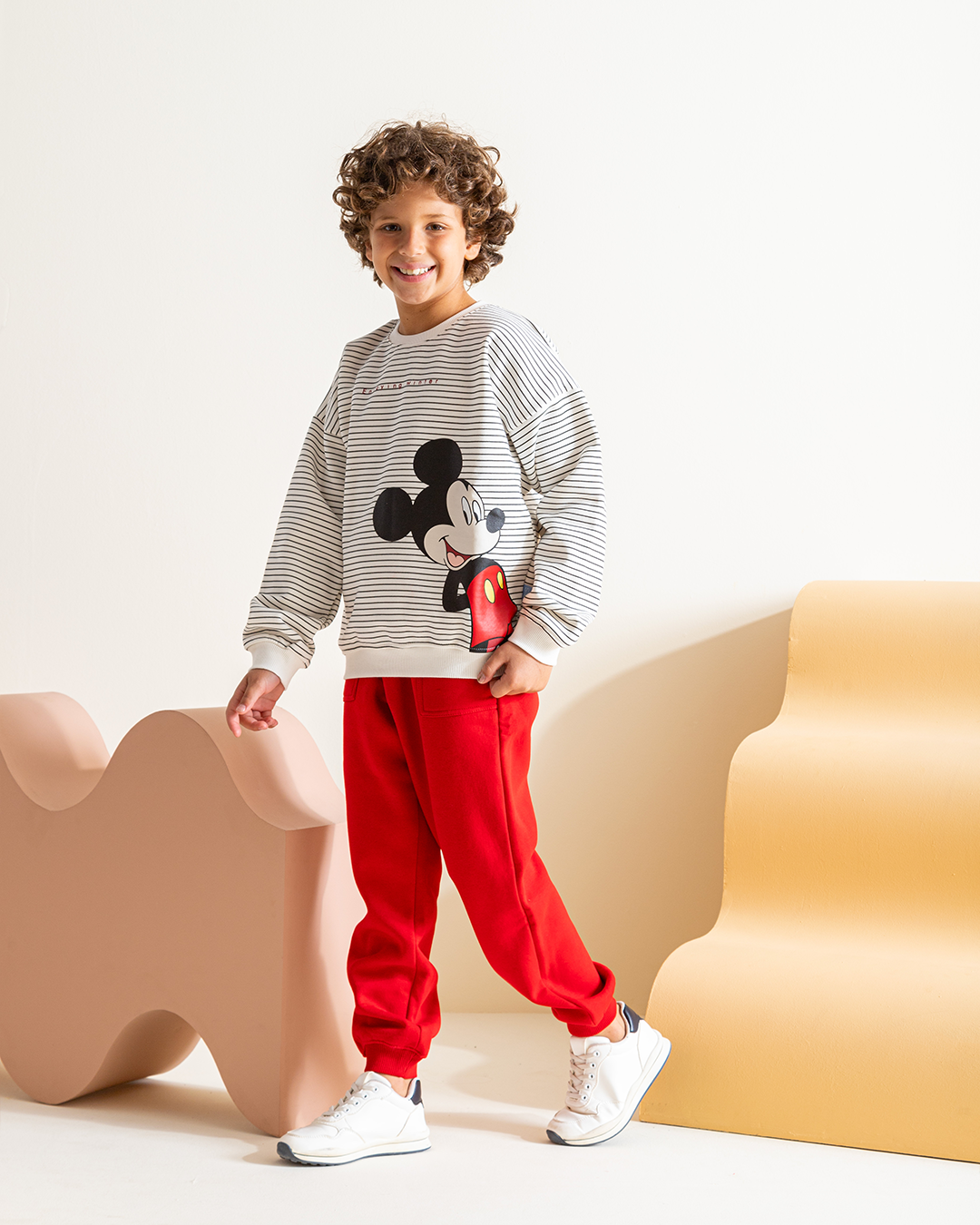 Mickey enjoying winterبيجاما أولادي ديزني