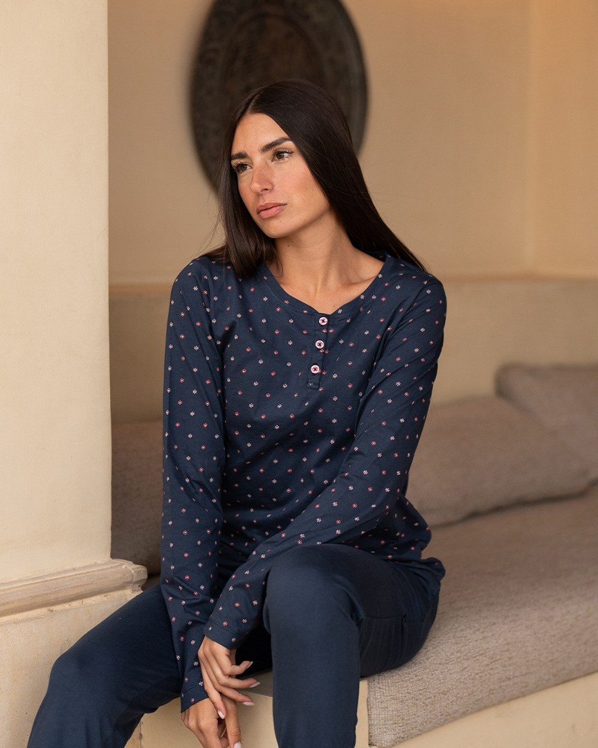 Women's pajamas printed with buttons