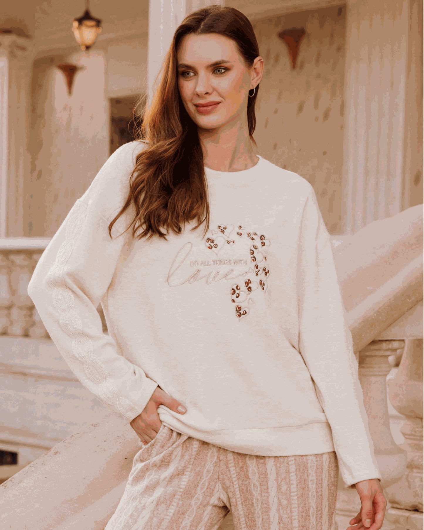 love بيجامه حريمي تيشرت كم رواند وبنطلون مقلم برباط طباعه علي الصدر ورد