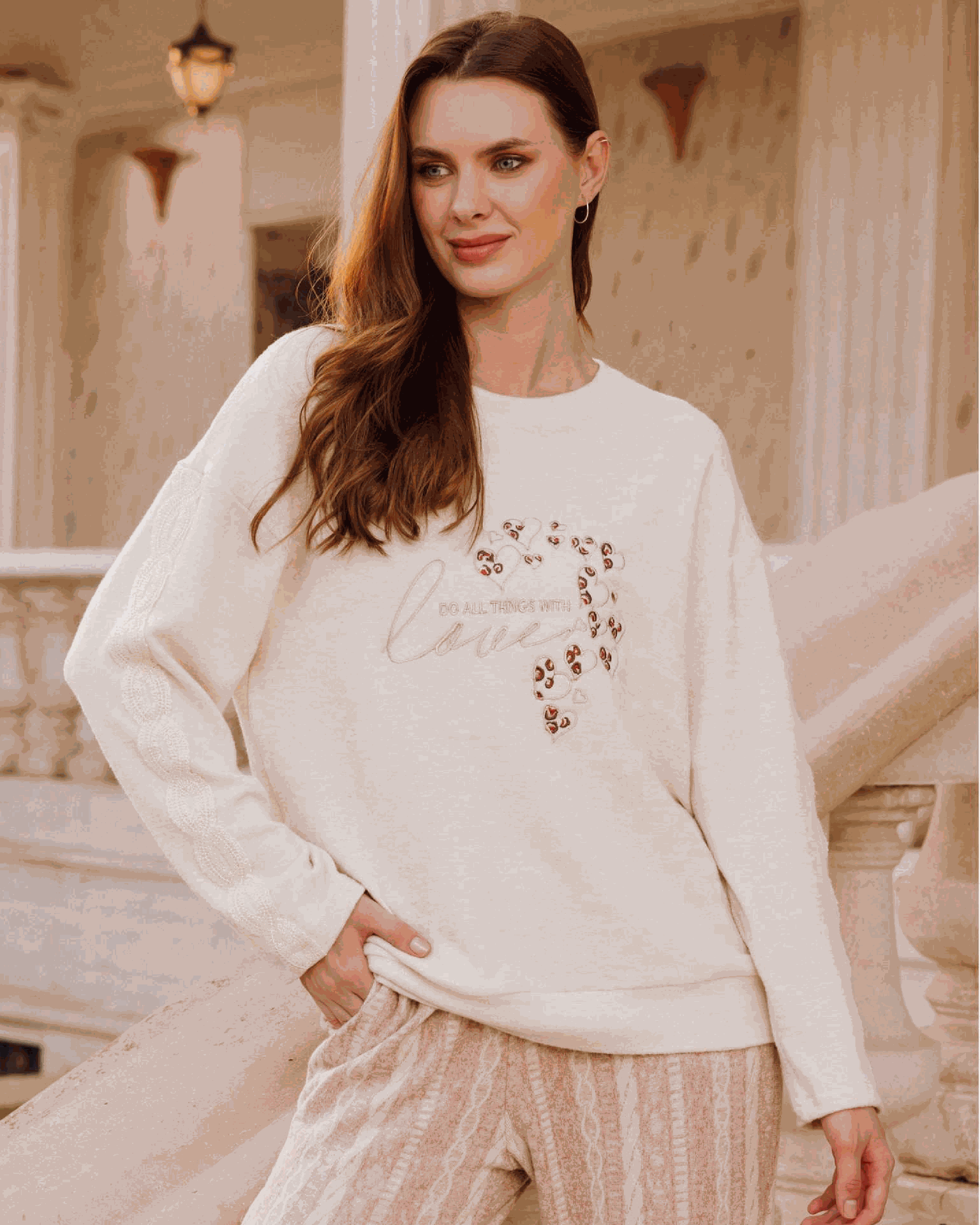 love بيجامه حريمي تيشرت كم رواند وبنطلون مقلم برباط طباعه علي الصدر ورد