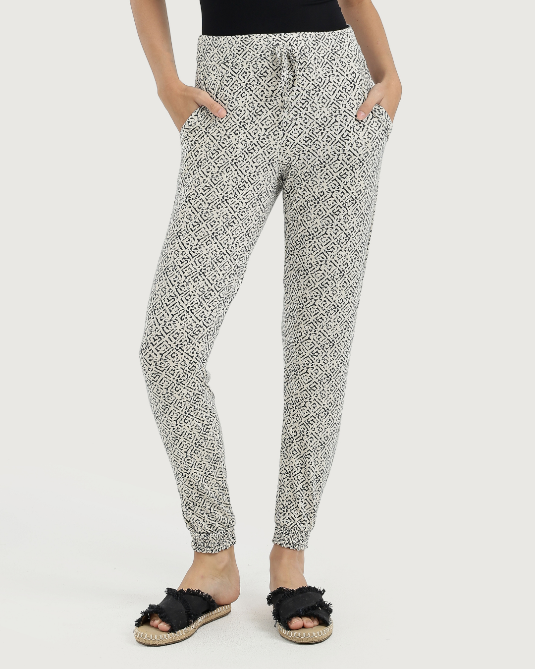 بنطلون حريمي ناعم بنقشة هندسية