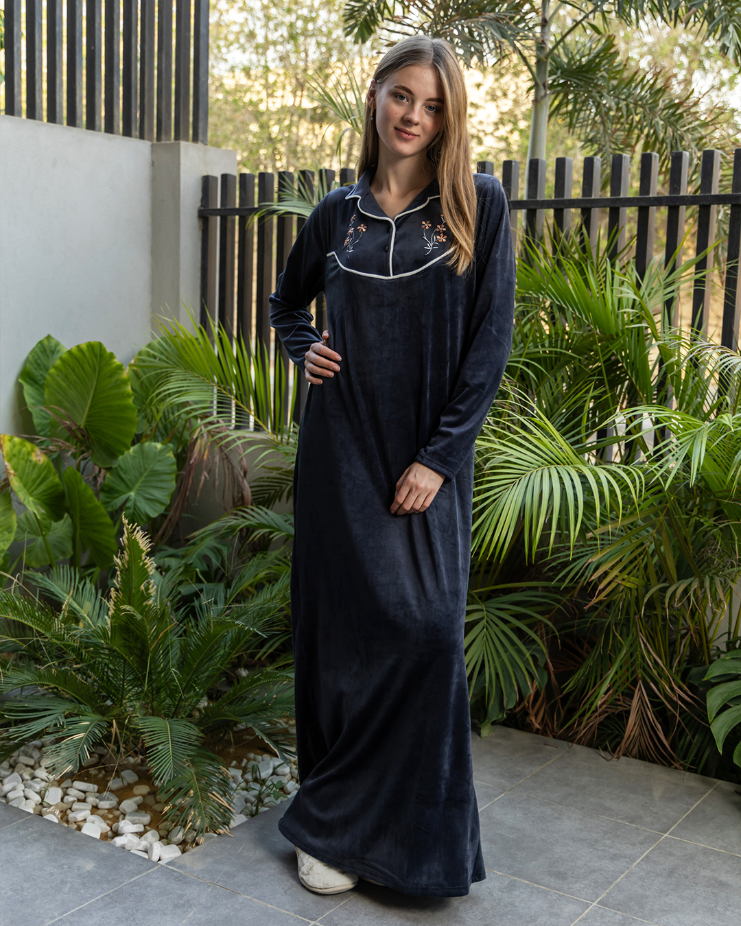 قميص حريمي قطيفة تطريز ورد