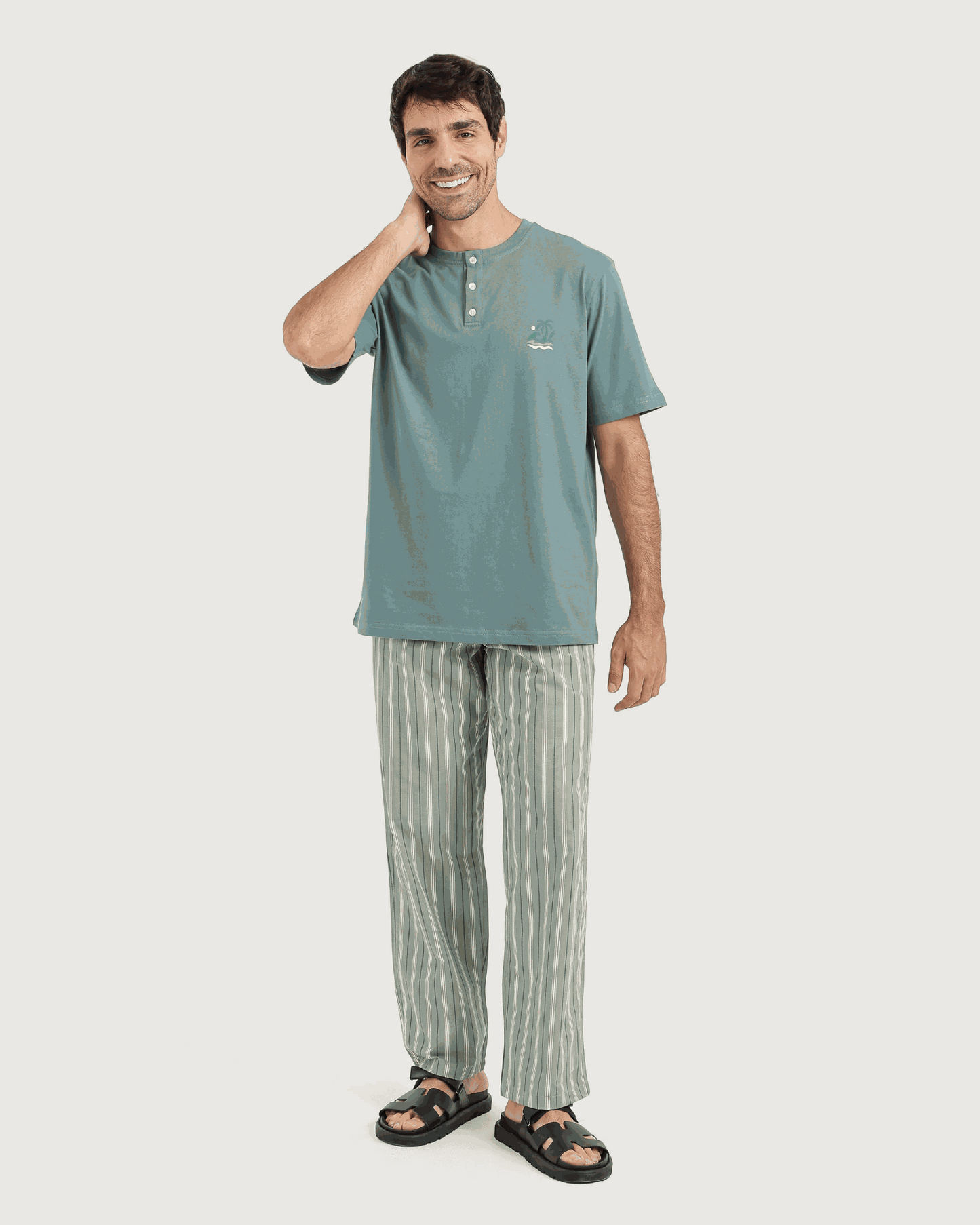 طقم بيجاما مع بنطلون نسيج مخطط