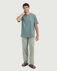 طقم بيجاما مع بنطلون نسيج مخطط