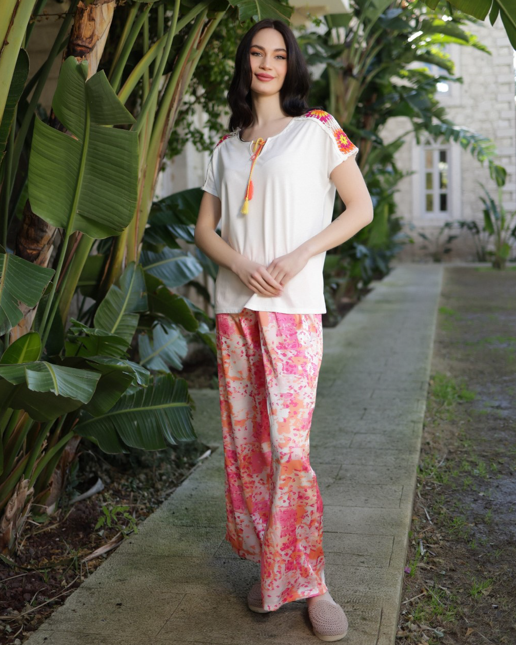 بيجامه حريمي نص كم ورد علي الكتف برباط علي الصدر وبنطلون مشجر