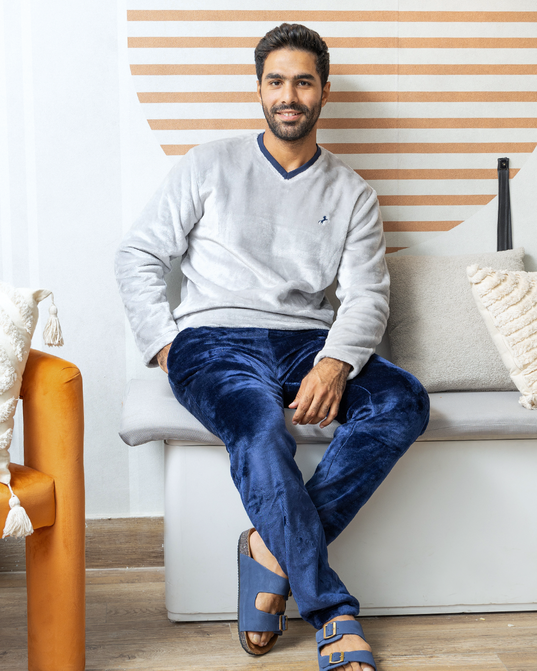 V men's pajamas with polar horse embroidery