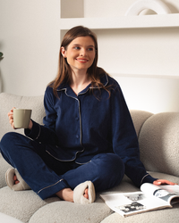 بيجامة حريمي كلاسيك بزراير مفتوحة وياقة تطريز علي الجيب قطيفة