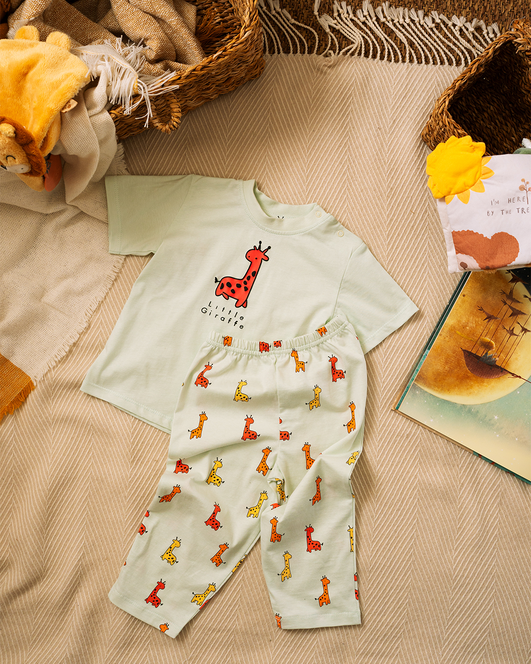 Children's pajama with a cute giraffe print