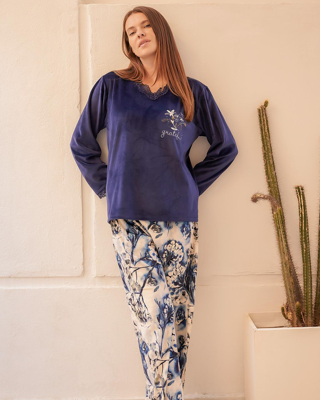 Women's pajamas, seven laces, embroidered with small flowers, navy blue trousers