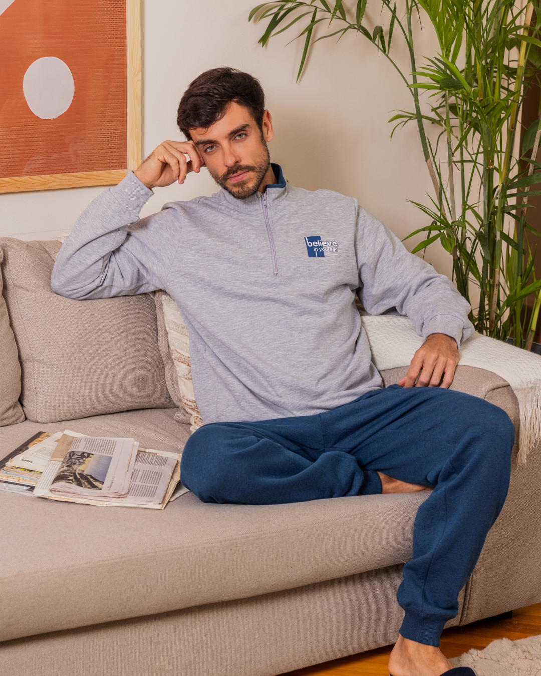 بيجامه رجالي تيشرت ساده بكم طويل برقبة عاليه وسوسته وكوت وسط وطباعه علي الصدر وبنطلون ساده