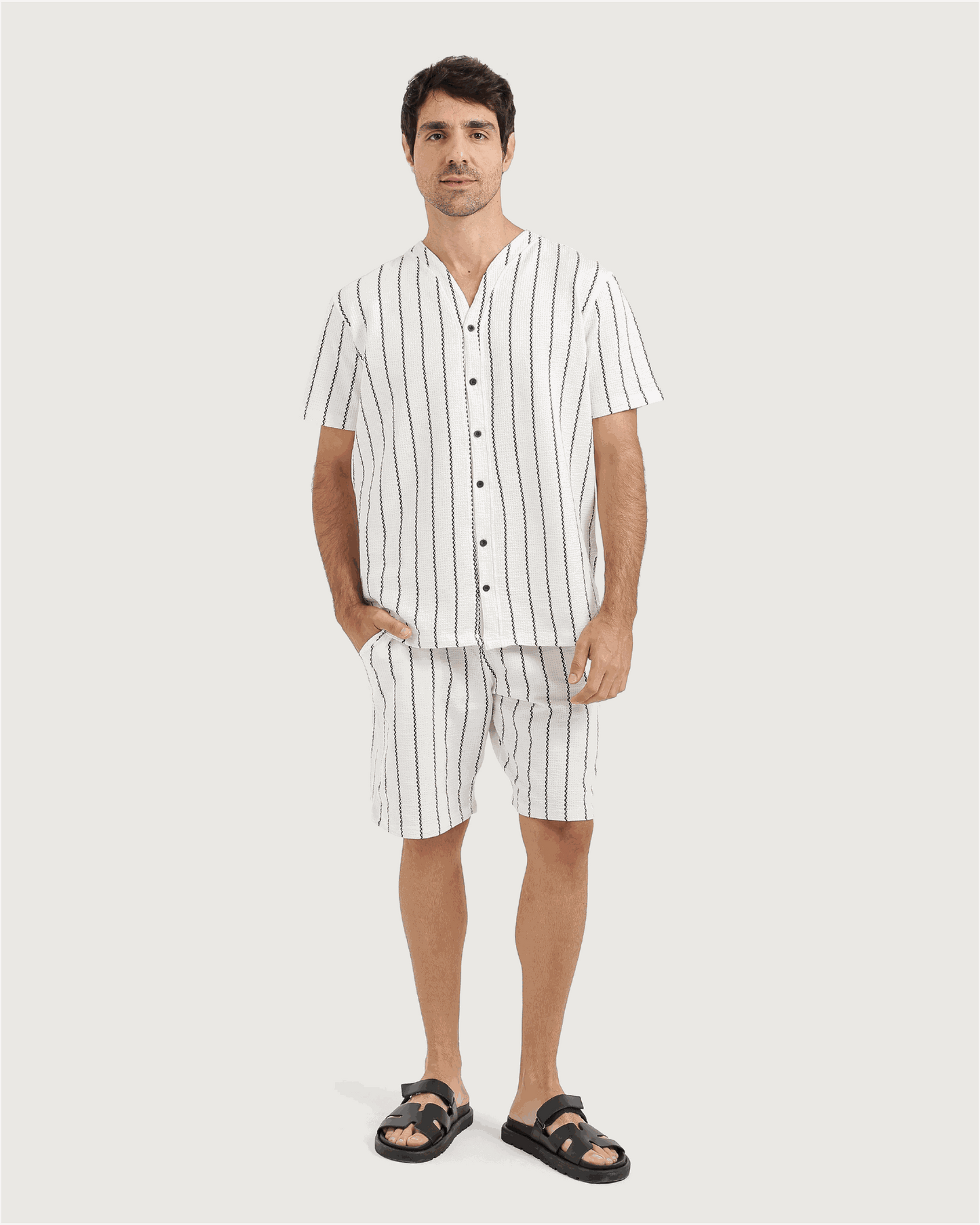 بيجاما رجالى بخامة أنيقة وخطوط مموجة لمظهر عصري ومريح