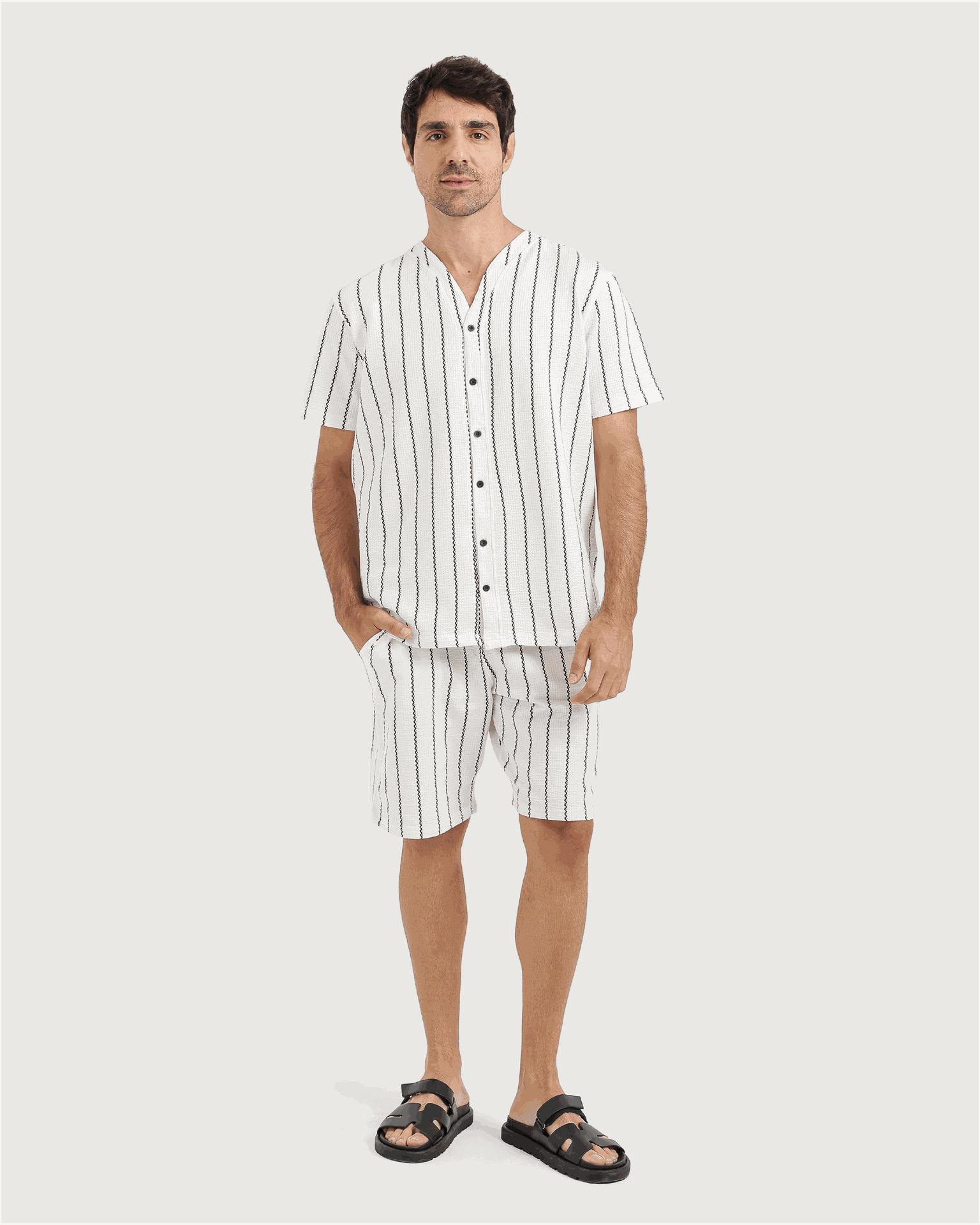 بيجاما رجالى بخامة أنيقة وخطوط مموجة لمظهر عصري ومريح