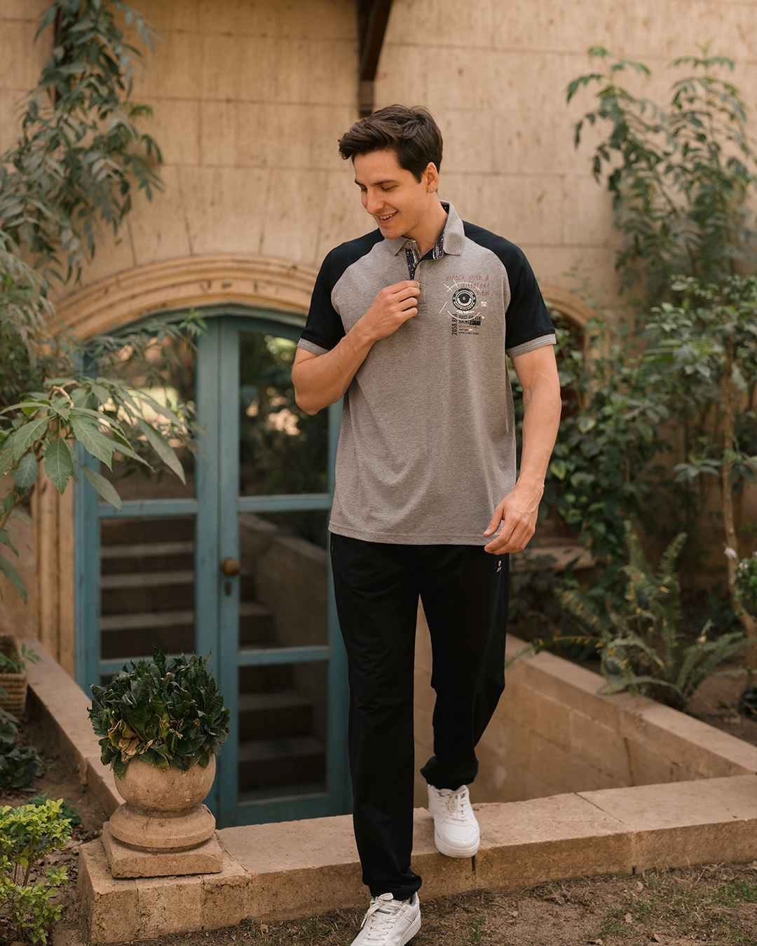 Watch with a different view بيجامه رجالي ياقة بزراير طابعة علي الصدر