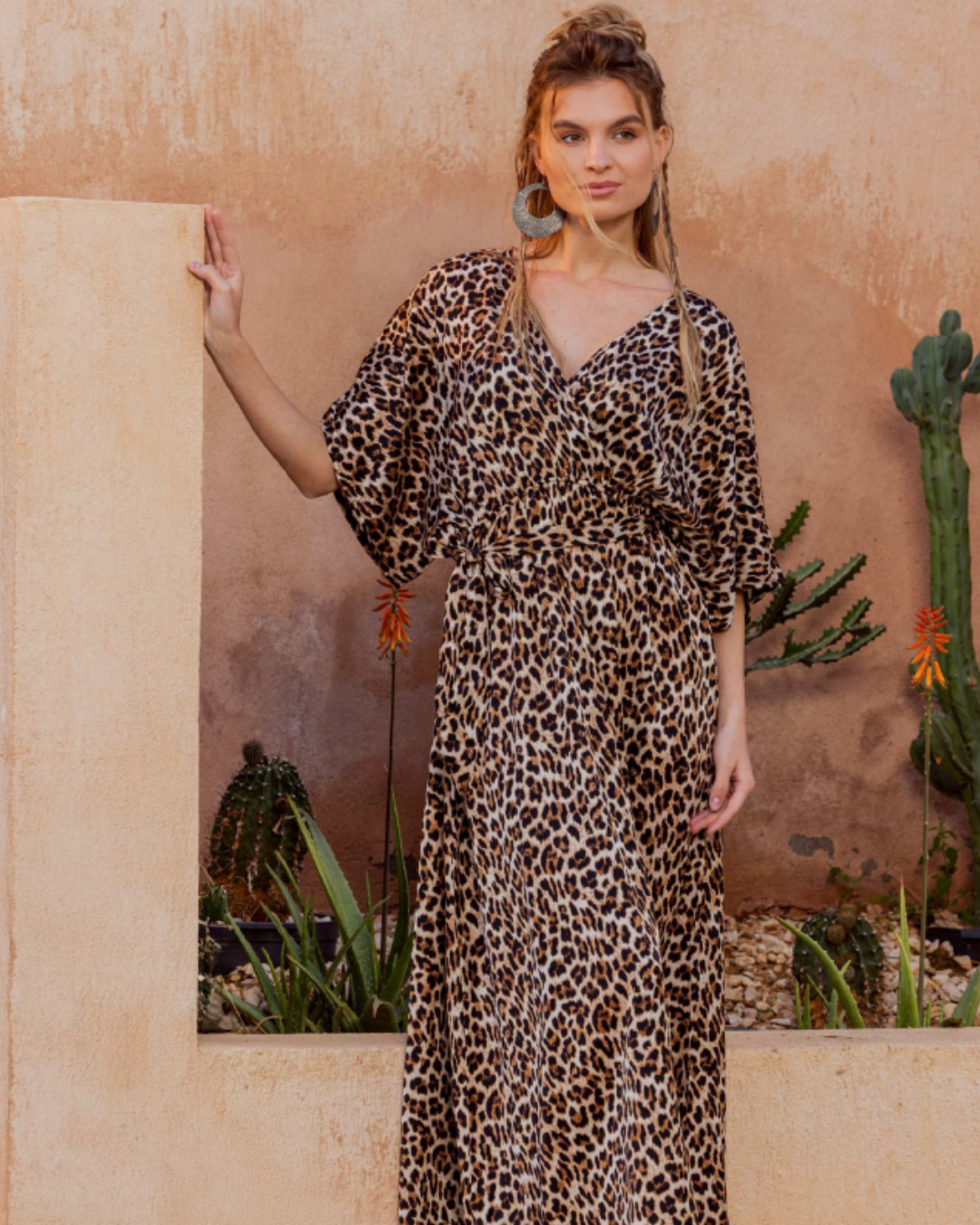 Vنايت شيرت مفتوح بزراير و رباط وسط حرف