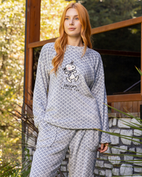 Snoopy having fun  بيجاما حريمي كُم طويل