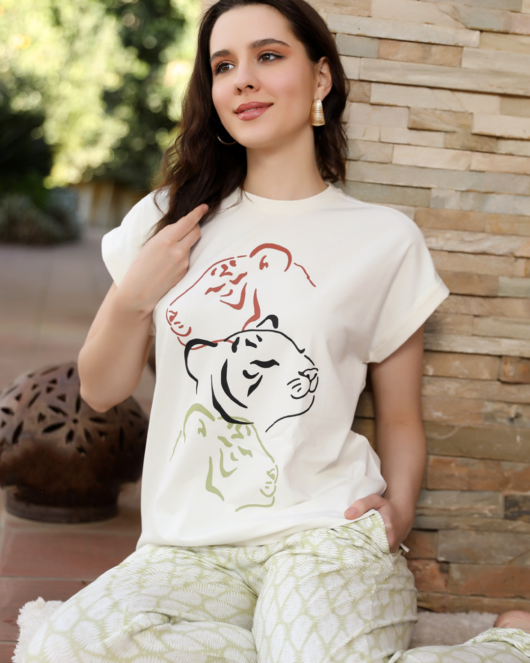Women's pajamas, half-sleeved T-shirt and pants printed on the chest with a tiger print