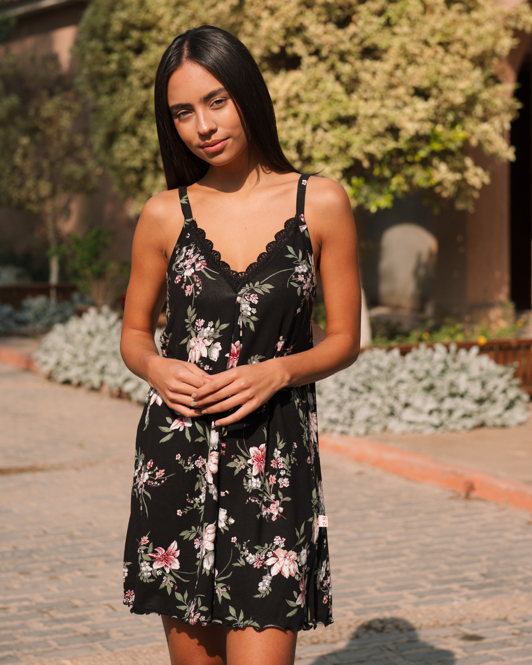 v قميص حماله ورد