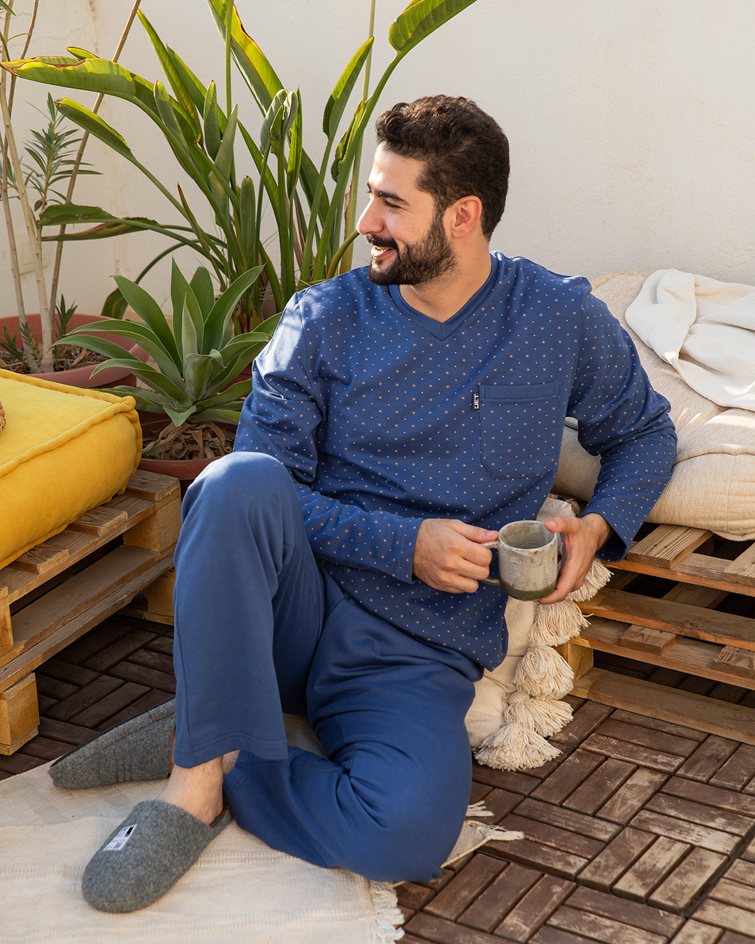 V بيجامه رجالي مطبوع مربعات رقبه جيب علي الصدر