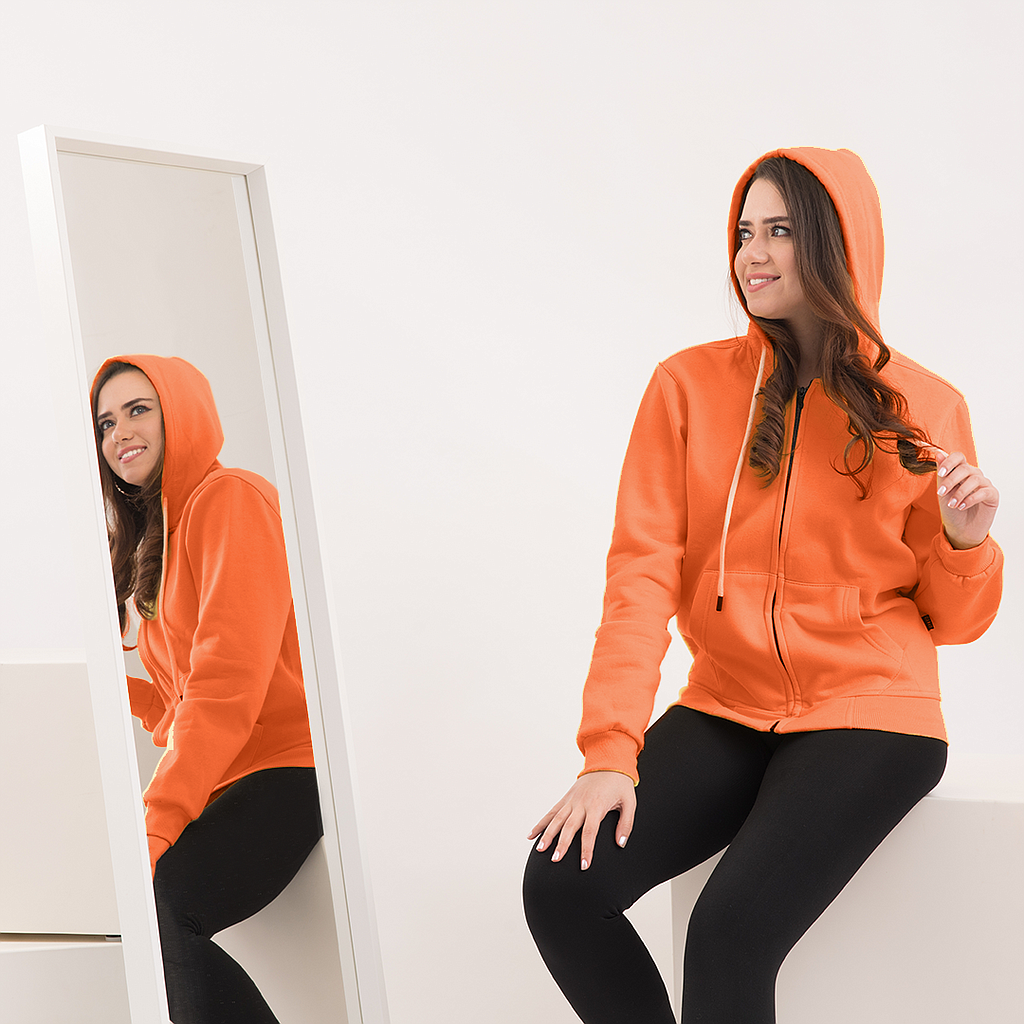 Sweatshirt with a zip and a cabochon