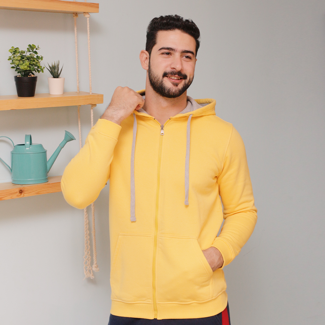 Sweatshirt with a zip and a cabochon