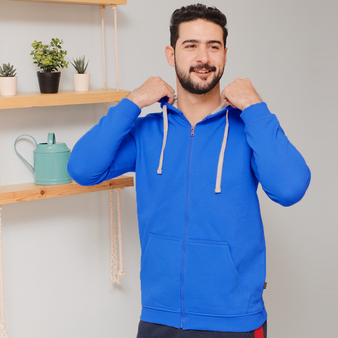 Sweatshirt with a zip and a cabochon