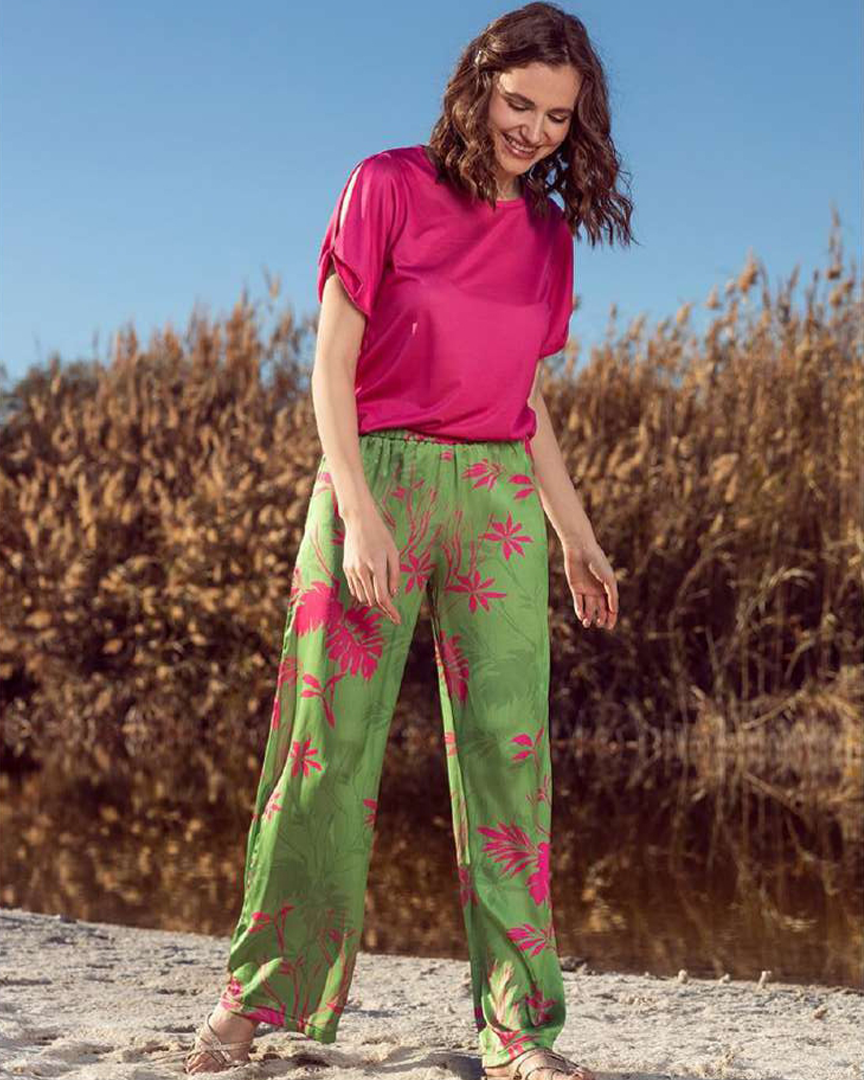 Plain women's pajamas, half sleeves, a plain, wooded trouser cut