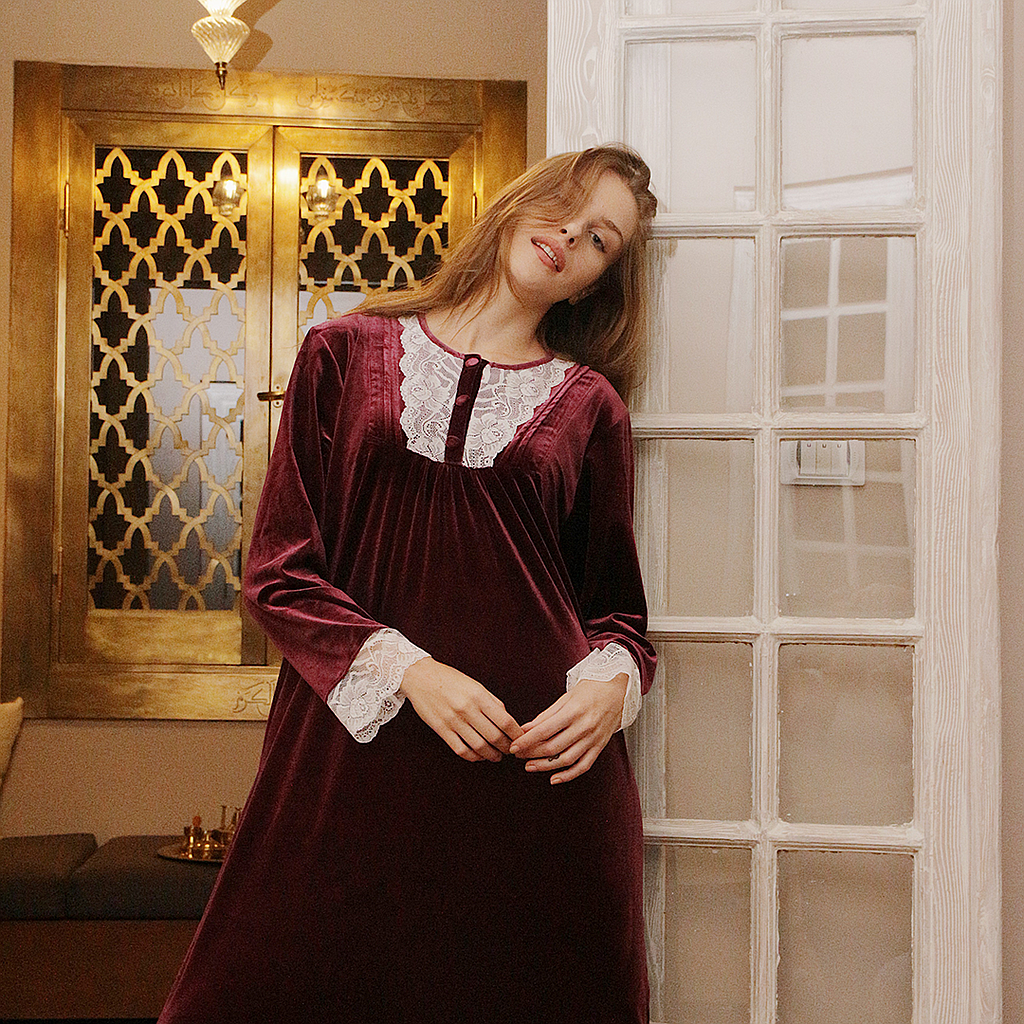 Plain dining shirt with lace buttons on the chest